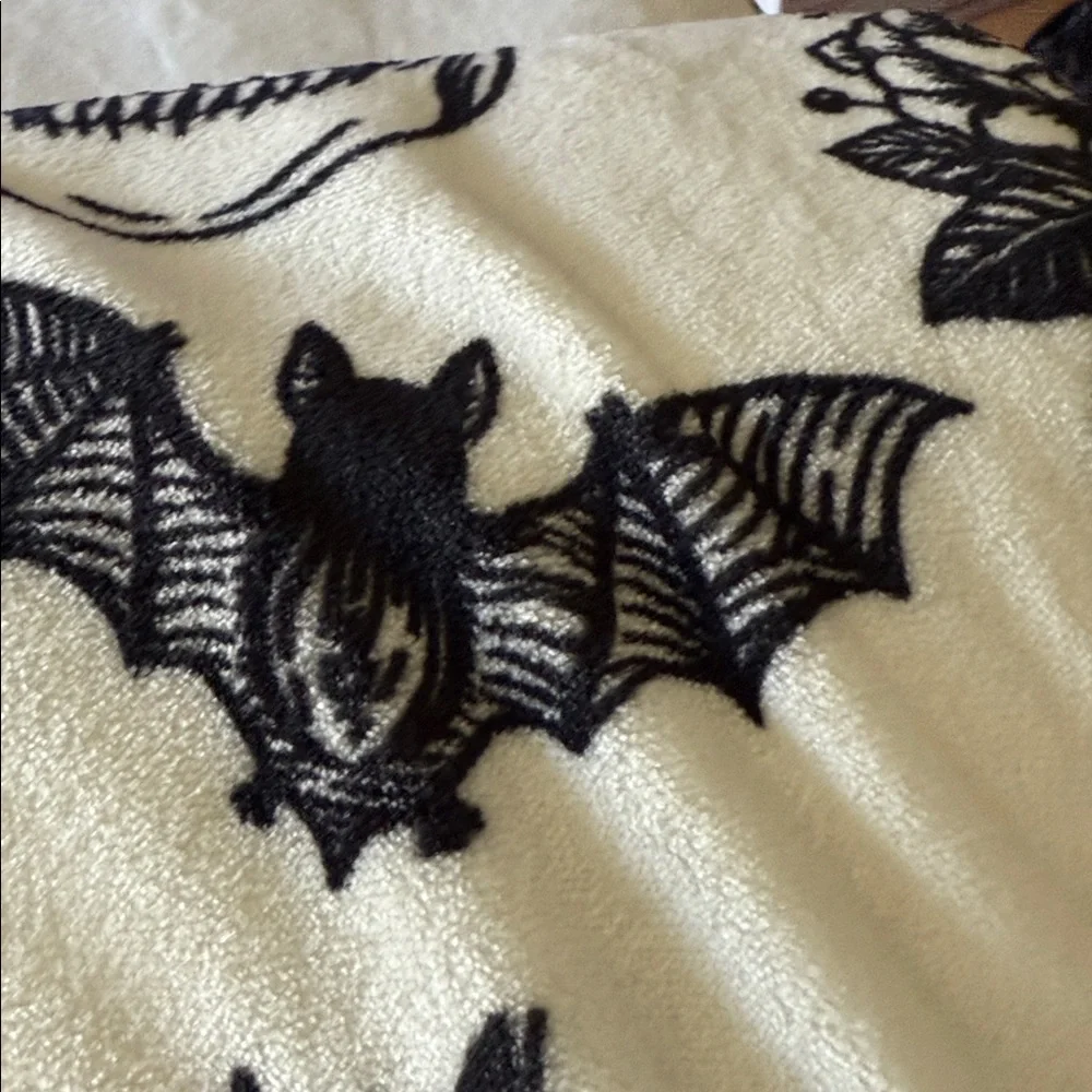 Deborah Connolly designs Halloween skull and bow queen blanket☠️🥀🦇